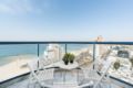 Stunning Beachfront Apt w/ 2 Balconies & Parking - Tel Aviv テルアビブ - Israel イスラエルのホテル