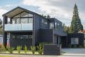 Centrally located modern home with lake views. - Wanaka - New Zealand Hotels