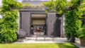 Luxury private retreat set in beautiful gardens - Wanaka - New Zealand Hotels