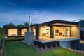 Modern home, close to town with lake views. - Wanaka - New Zealand Hotels