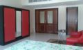 An Elegant Red Motif Shared Apartment - Sharjah シャールジャ - United Arab Emirates アラブ首長国連邦のホテル