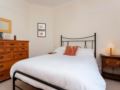 Veeve 5 Bed House On Woodbourne Avenue Streatham - London - United Kingdom Hotels